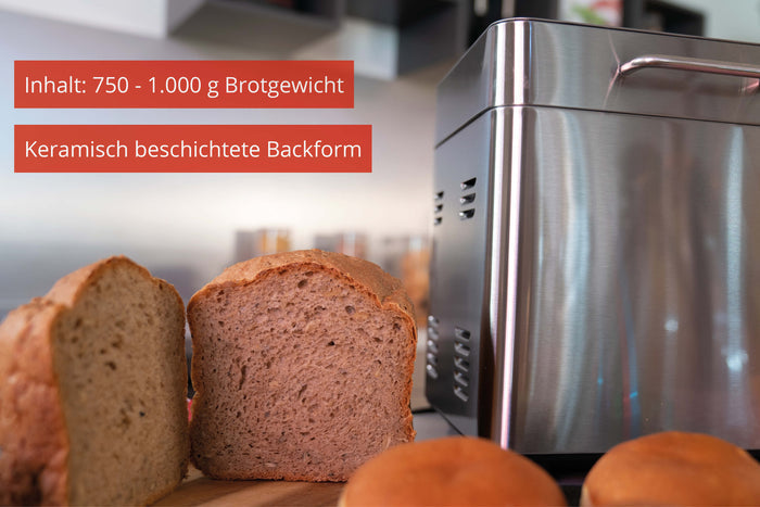 Ein aufgeschnittenes Brot liegt neben dem Brotbackautomaten Unold Backmeister® Edel auf einer Küchentheke. Roter deutscher Text lautet: Inhalt: 750–1.000 g Brotgewicht und keramisch beschichtete Backform.