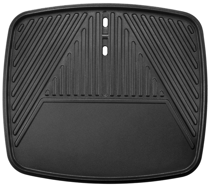 Der Unold Barbecue Power Grill verfügt über einen schwarzen, rechteckigen Grillpfanneneinsatz mit diagonalen Rillen auf der oberen Hälfte, einer flachen unteren Hälfte und zwei mittleren Schlitzen zum Abtropfen.