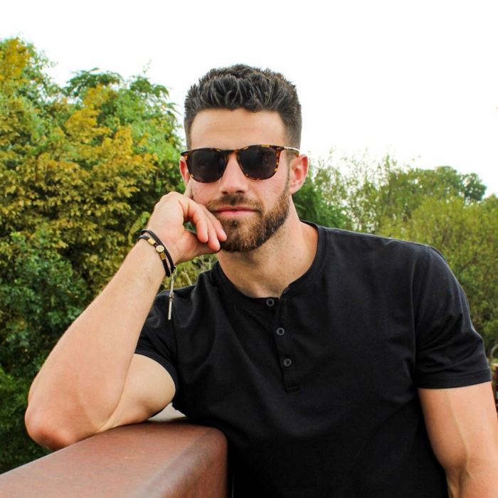 customer content - male wearing billie  sunglasses