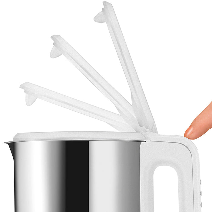 Eine Nahaufnahme zeigt einen Finger, der einen Knopf auf dem Unold Blitzkocher Edel 1,5 L drückt und so die drei Öffnungspositionen des Deckels dieses weißen Wasserkochers demonstriert.