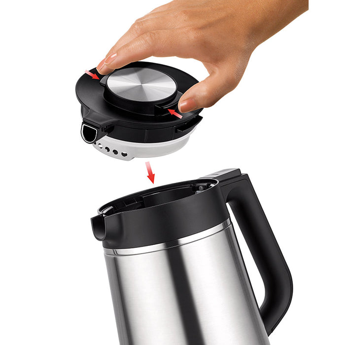 Eine Hand hebt den Deckel vom Edelstahl-Wasserkocher Unold Blitzkocher Thermo 1,5 L ab, rote Pfeile zeigen die Richtung zum Abnehmen des Deckels an.