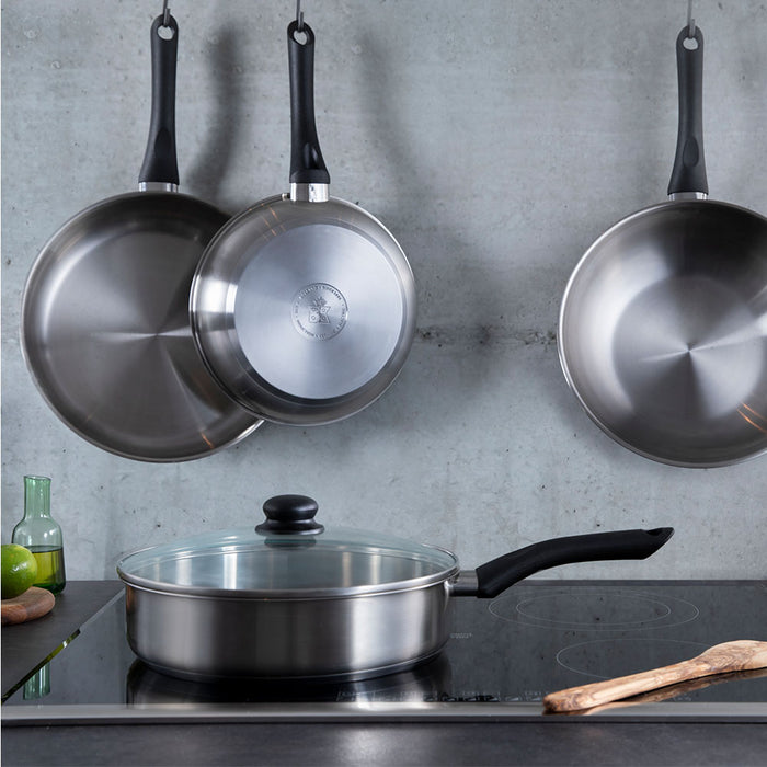 Bold hapjespan 28 cm met deksel op kookplaat