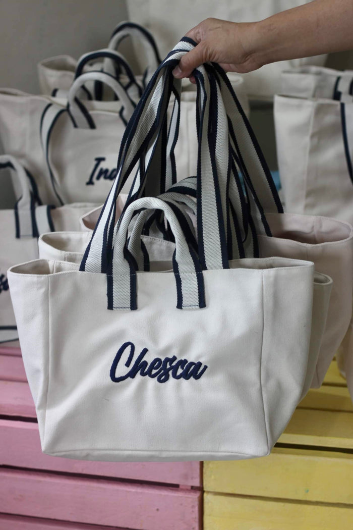 Embroidered boat tote bag with navy blue handles and personalized name Chesca in navy blue