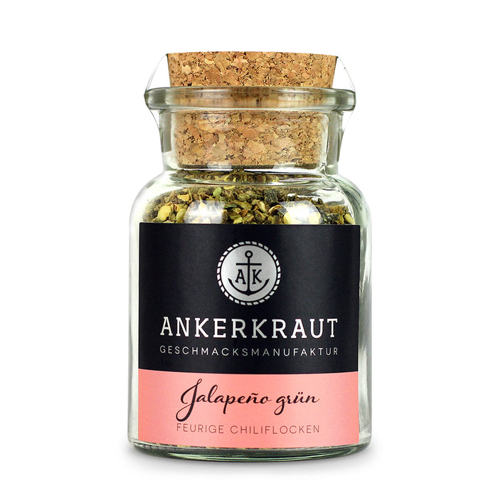 Grüne Jalapenos von Ankerkraut im Korkenglas auf weißem Hintergrund.