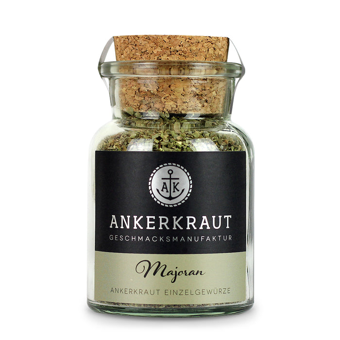 Majoran Gewürz von Ankerkraut im Korkenglas auf weißem Hintergrund.