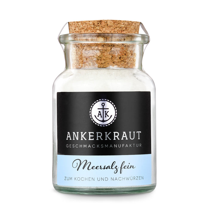 Meersalz fein von Ankerkraut im Korkenglas auf weißem Hintergrund.