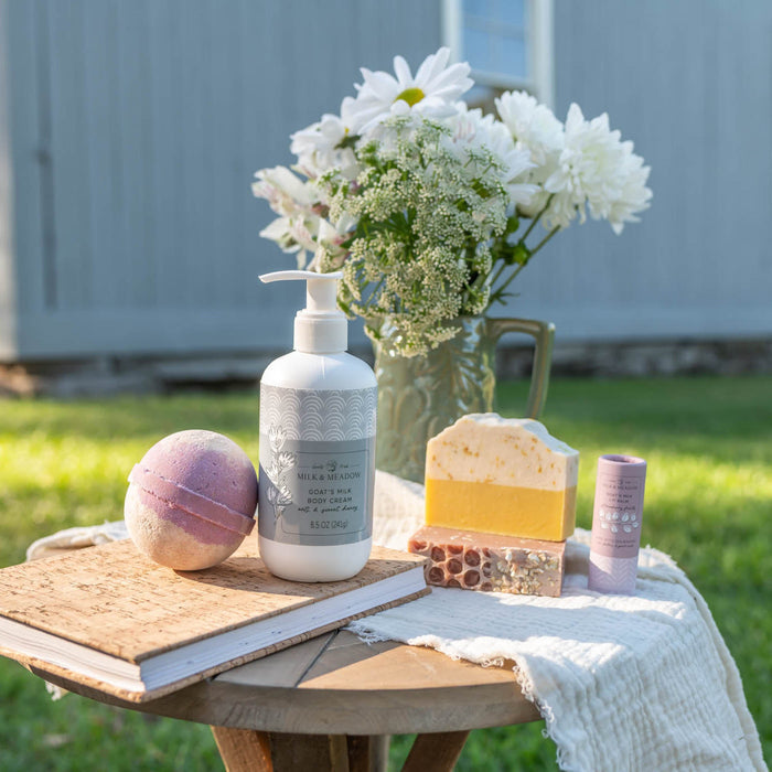 Milk & Meadow Bath Bomb: Vanilla & Lavender