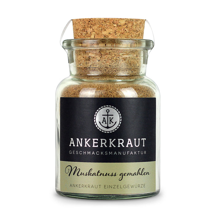 Muskatnuss gemahlen von Ankerkraut im Korkenglas auf weißem Hintergrund.