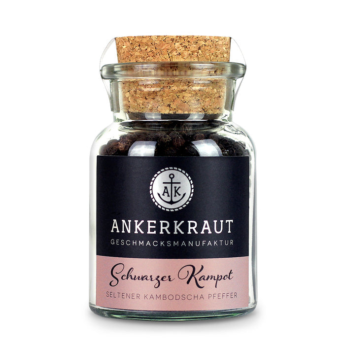 Schwarzer Kampot Pfeffer von Ankerkraut im Korkenglas auf weißem Hintergrund.