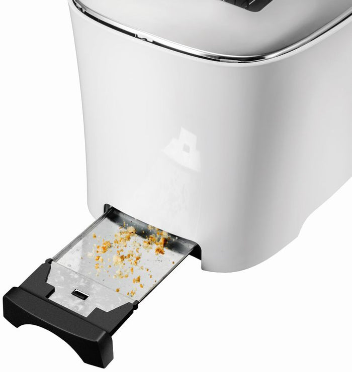 Eine Nahaufnahme des Unold Toaster Design Dual mit herausgezogener Krümelschublade, auf der verstreute Brotkrümel zu sehen sind.