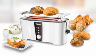 Der Unold Toaster Design Dual, ein silberglänzender Toaster mit zwei Knöpfen und Drehregler, toastet gerade zwei Brötchen auf seinem Warmhalterost. Daneben liegen Brötchen, Waffeln mit Blaubeeren, ein weichgekochtes Ei und Hüttenkäse.