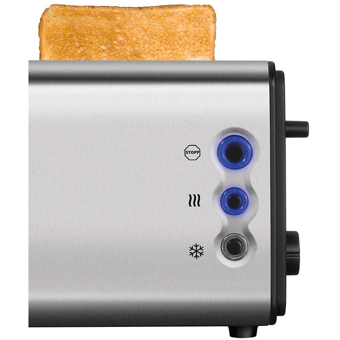 Vor weißem Hintergrund ist eine Scheibe geröstetes Brot im Unold Toaster Onyx Duplex zu sehen, der über beleuchtete blaue Tasten für die Stopp-, Aufwärm- und Auftaufunktionen auf einem Edelstahlgehäuse verfügt.