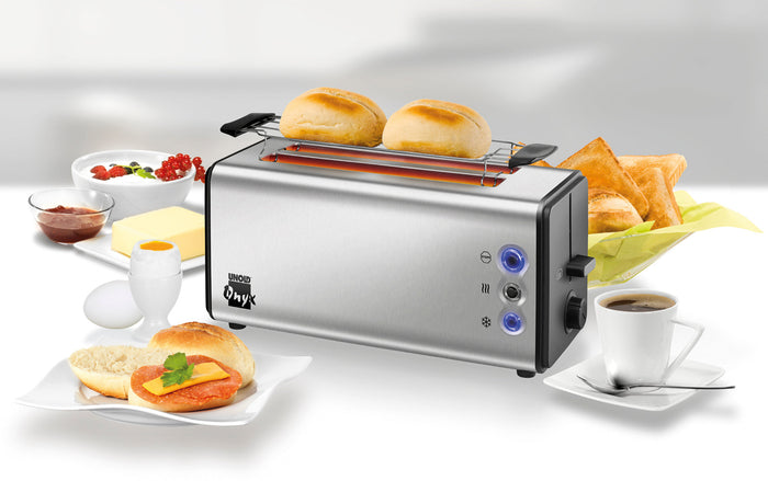 Der Unold Toaster Onyx Duplex ist ein moderner Edelstahltoaster mit Brötchenaufsatz, abgebildet mit Kaffee, Eiern, Brötchen, Toast, Butter, Marmelade und einem Teller mit Sandwich und Gemüse.